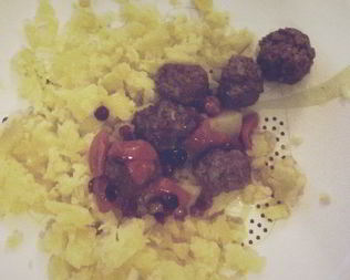 Фрикадельки в клюквенно-медовом соусе в духовке