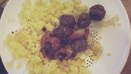 Фрикадельки в клюквенно-медовом соусе в духовке