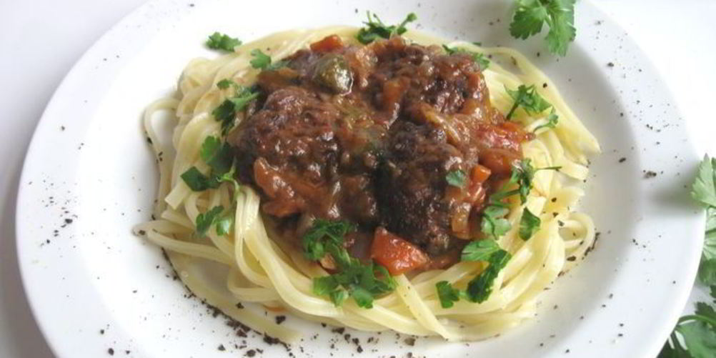 Рецепт фрикаделек в пикантном соусе с пастой