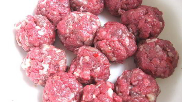 фрикадельки в пикантном соусе с пастой