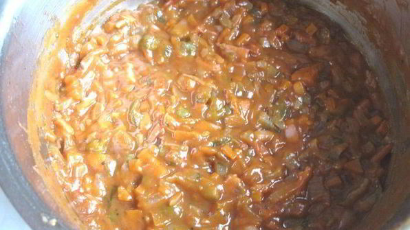 фрикадельки в пикантном соусе с пастой