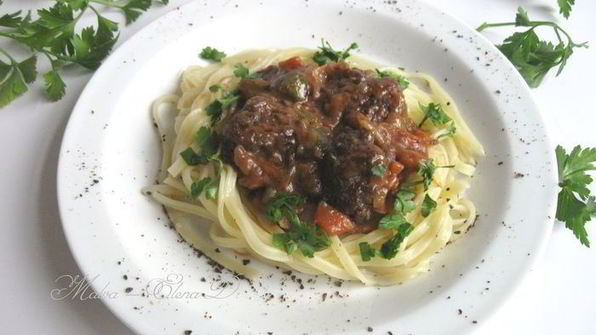 фрикадельки в пикантном соусе с пастой