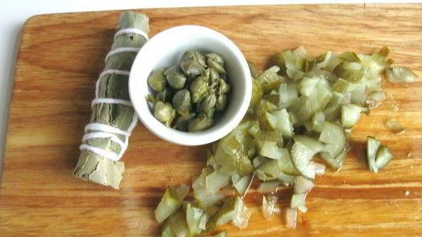 фрикадельки в пикантном соусе с пастой