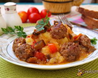 Фрикадельки в соусе из баклажанов