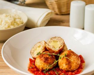 Куриные фрикадельки с моцареллой