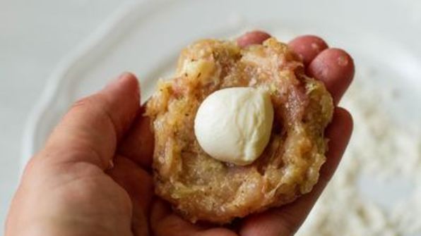 куриные фрикадельки с моцареллой