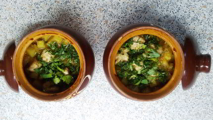 Куриные фрикадельки с овощами в горшочке