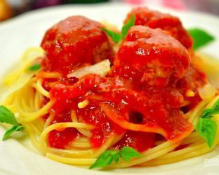 Куриные фрикадельки в ароматном томатном соусе