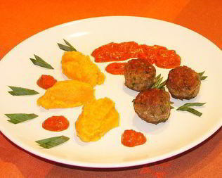 Пюре из брюквы с фрикадельками из индейки и соусом Бискаенне