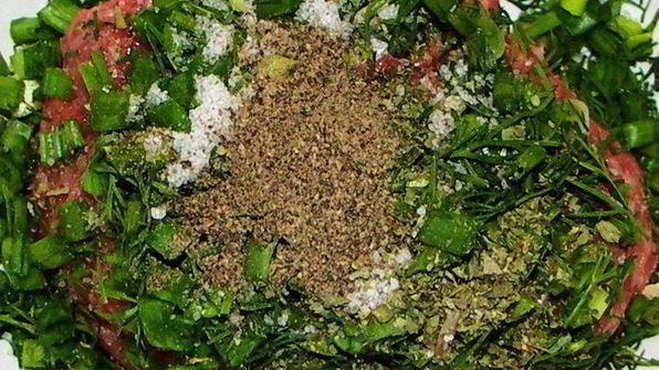 пюре из брюквы с фрикадельками из индейки и соусом бискаенне