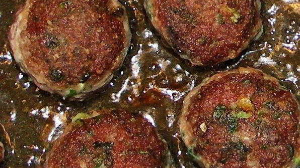 пюре из брюквы с фрикадельками из индейки и соусом бискаенне