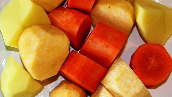 пюре из брюквы с фрикадельками из индейки и соусом бискаенне