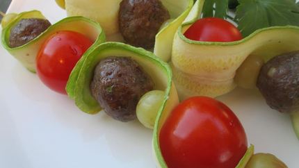 Цукини на шпажках с фрикадельками и помидорами