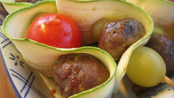 цукини на шпажках с фрикадельками и помидорами