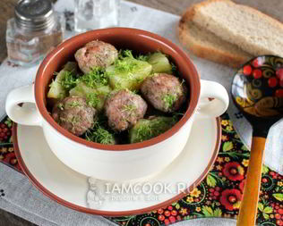 Тушеная картошка с фрикадельками