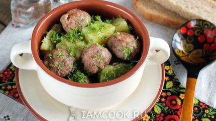 Тушеная картошка с фрикадельками