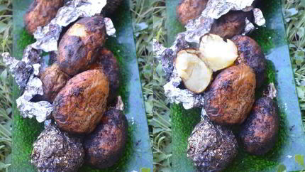 Ароматный картофель в углях на мангале