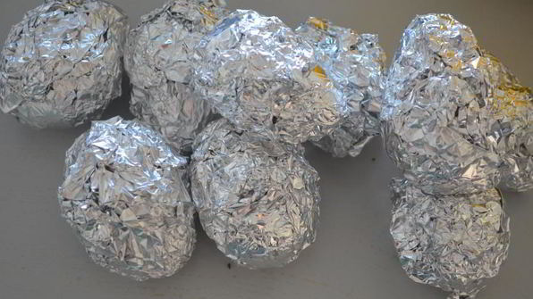 ароматный картофель в углях на мангале