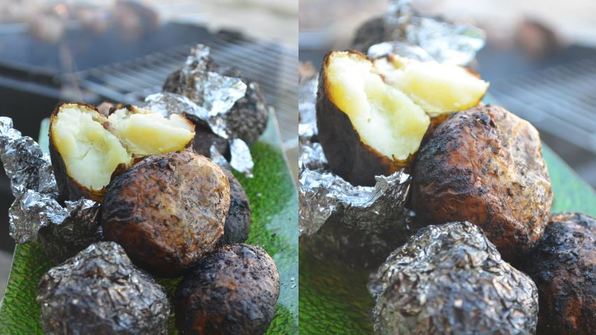 ароматный картофель в углях на мангале