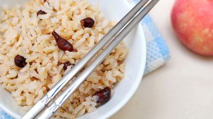 Дикий рис с красным луком