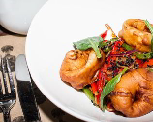 Гречневая лапша с кальмарами в кляре и жареными овощами