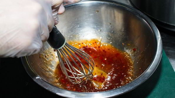 гречневая лапша с кальмарами в кляре и жареными овощами