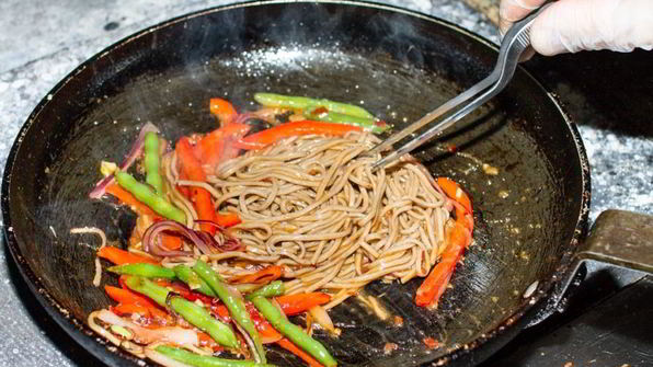 гречневая лапша с кальмарами в кляре и жареными овощами