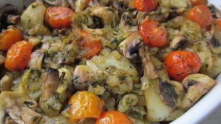 Картофель с грибами и помидорами в духовке