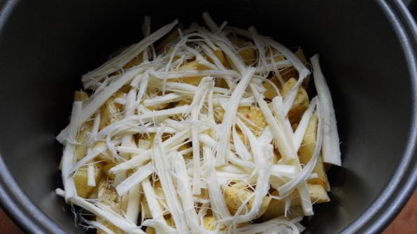 картофель с грибами и сыром сулугуни в мультиварке