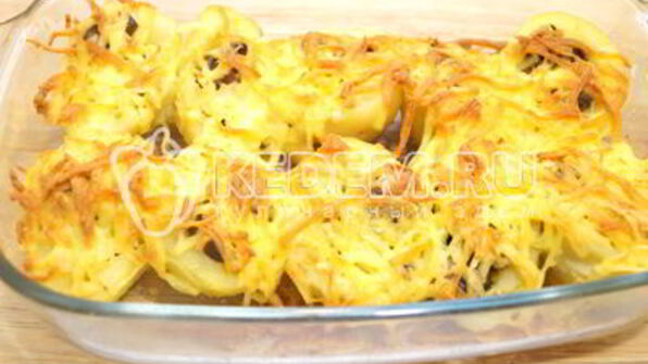 картофель с грибами в духовке