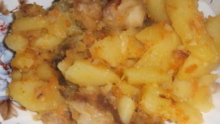 Картофель с гузками индейки и овощами