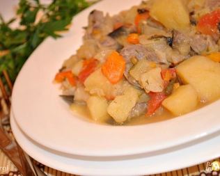 Молодой картофель с мясом и овощами