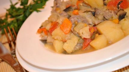 Молодой картофель с мясом и овощами