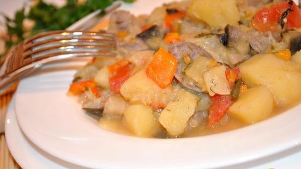 молодой картофель с мясом и овощами