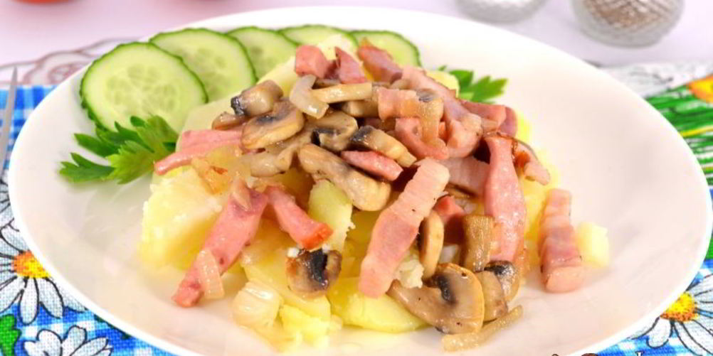 Рецепт отварного картофеля с варено-копченой грудинкой, колбасой и шампиньонами