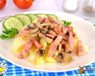 Отварной картофель с варено-копченой грудинкой, колбасой и шампиньонами