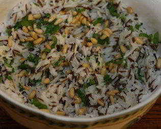 Рис с зеленью и орехами