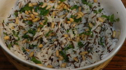 Рис с зеленью и орехами