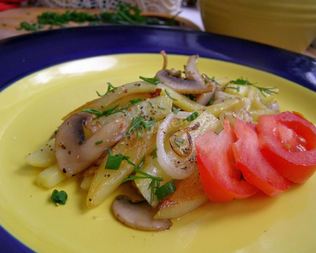 Жареная картошка с шампиньонами и луком
