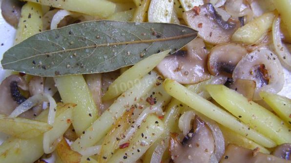 жареная картошка с шампиньонами и луком