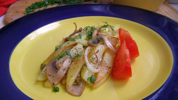 жареная картошка с шампиньонами и луком