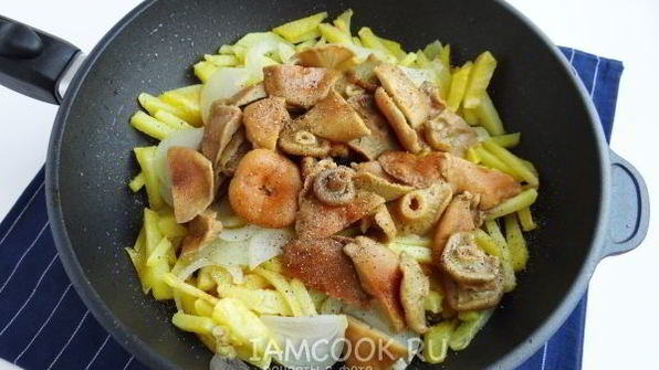 жареная картошка с солеными грибами