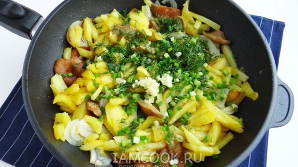 жареная картошка с солеными грибами