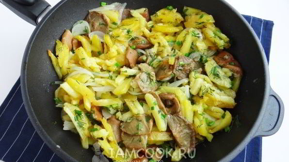 жареная картошка с солеными грибами