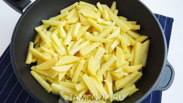 жареная картошка с солеными грибами