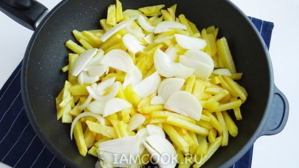 жареная картошка с солеными грибами