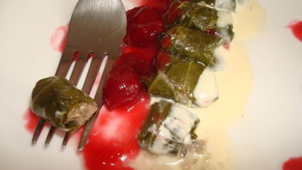 мини-голубцы с вино-вишневым соусом