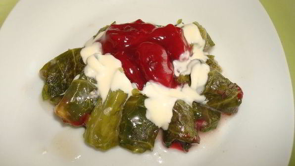 мини-голубцы с вино-вишневым соусом