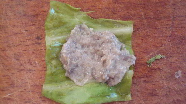 мини-голубцы с вино-вишневым соусом