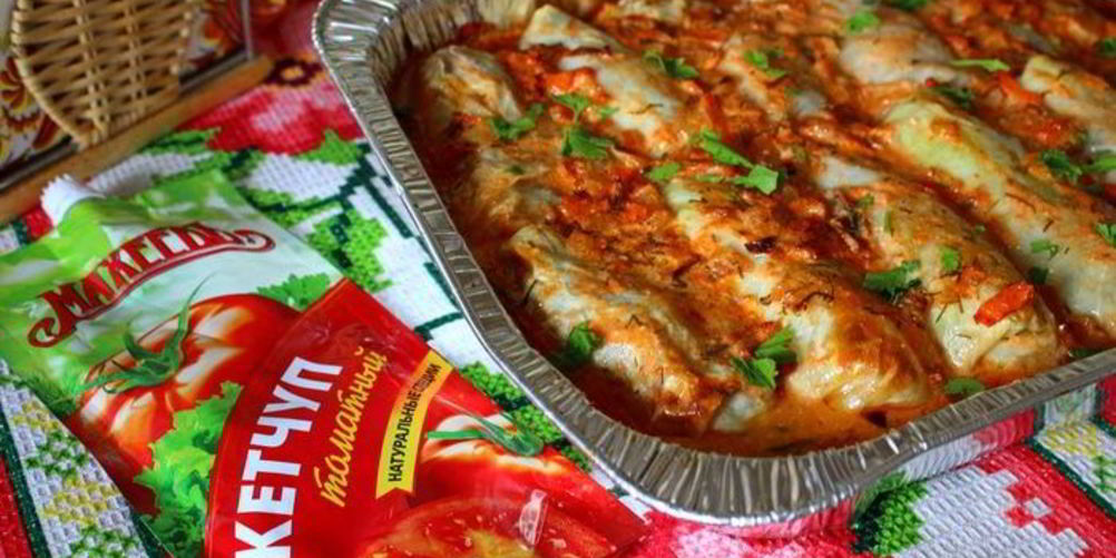 Рецепт запеченных голубцов в кетчупе и сметане